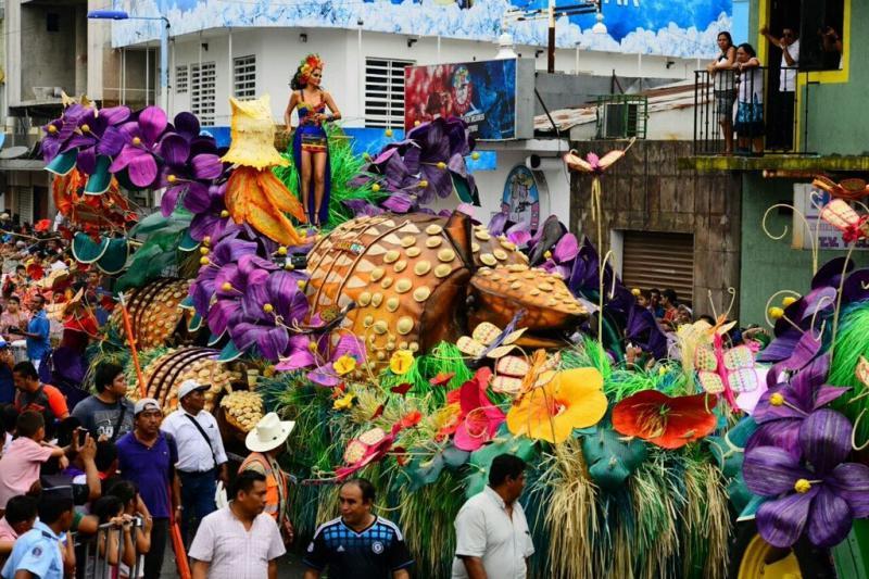 Desfilan las embajadoras por las calles de Villahermosa