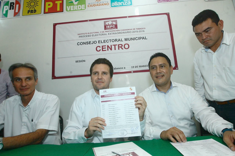 Recibe Gaudiano por segunda vez su constancia de mayoría como alcalde electo de Centro Recibe Gaudiano por segunda vez su constancia de mayoría como alcalde electo de Centro