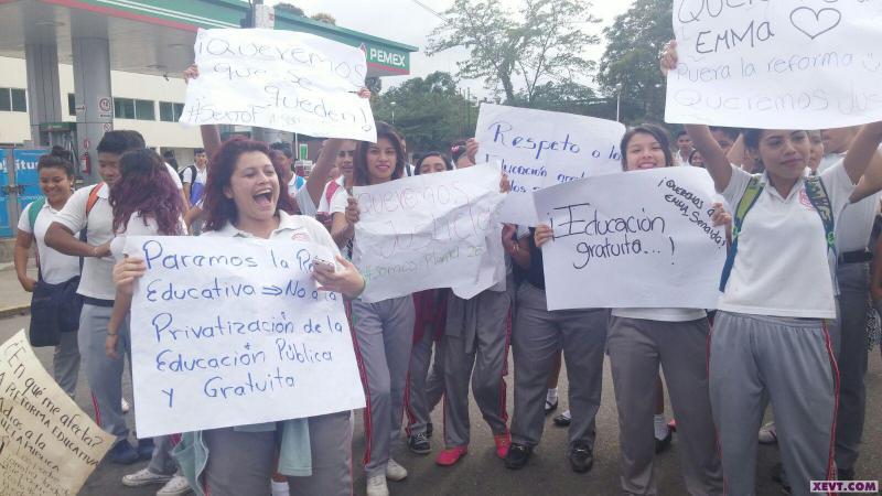 600 alumnos del plantel 28 del Cobatab protestan en apoyo a maestros