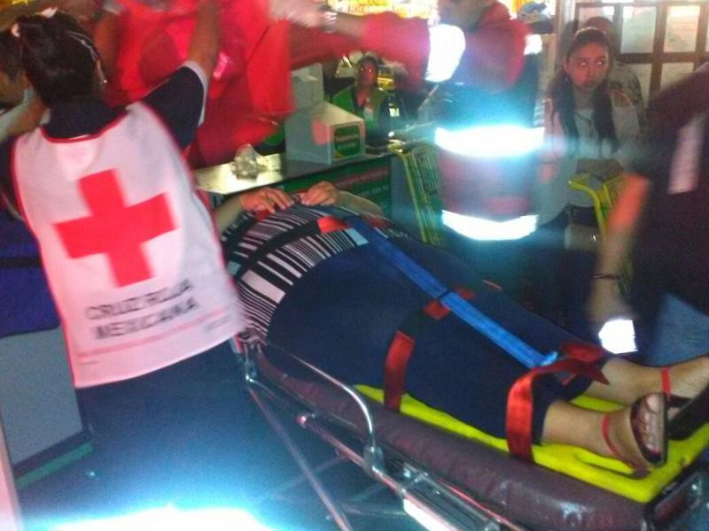 Lluvias provocan que techumbre de un Aurrerá se cayera; hubo dos lesionados