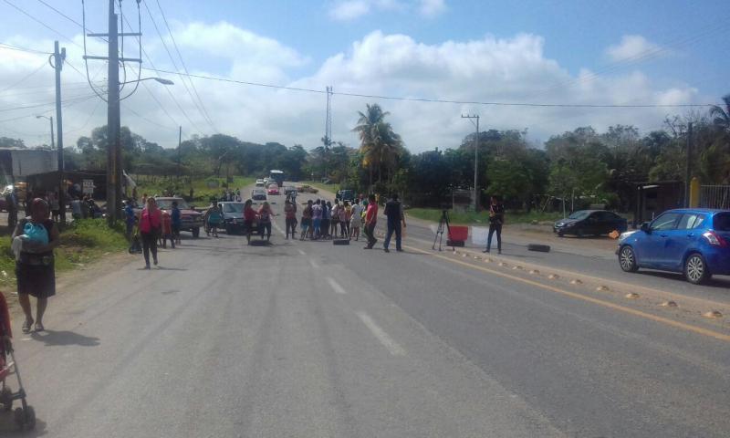 Bloquean carretera a Teapa… por falta de maestro en escuela Bloquean carretera a Teapa… por falta de maestro en escuela