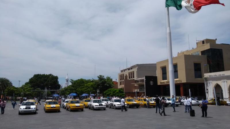 Protestan taxis irregulares en Villahermosa; analizarán posible regularización