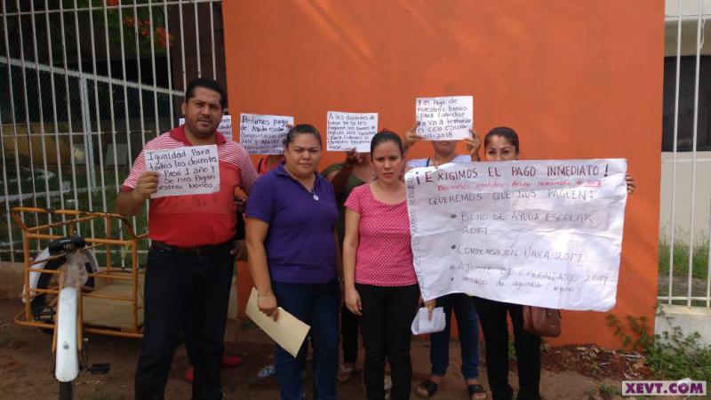 Maestros de nivel básico exigen el pago de prestaciones que les deben desde el año pasado Maestros de nivel básico exigen el pago de prestaciones que les deben desde el año pasado