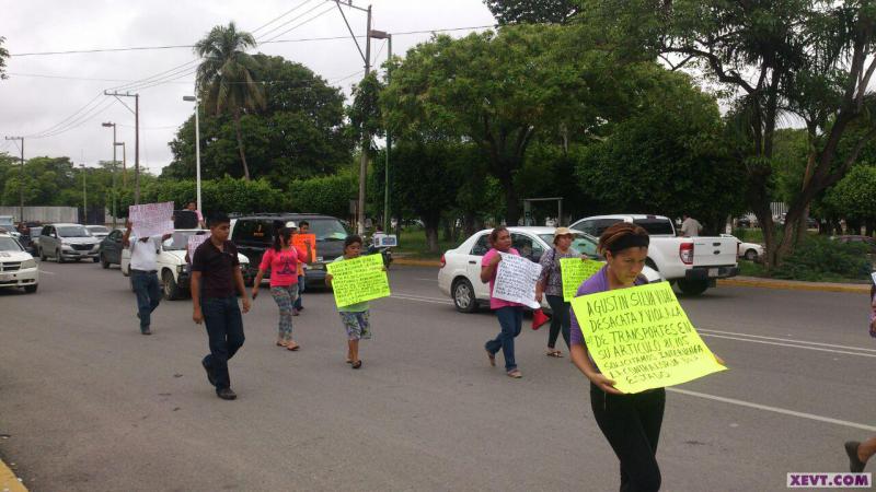 Choferes de la Unión de Transporte Transformando a Tabasco, se manifestaron en la Secretaría de Gobierno