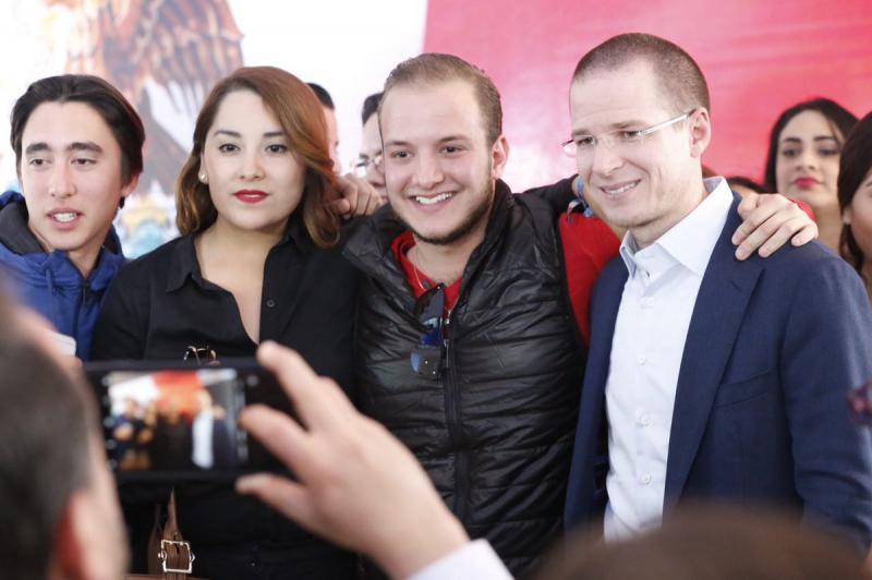 López Obrador puede invitar a toda la familia de Elba Esther pero no decidir a quien se le aplicará la ley: Anaya