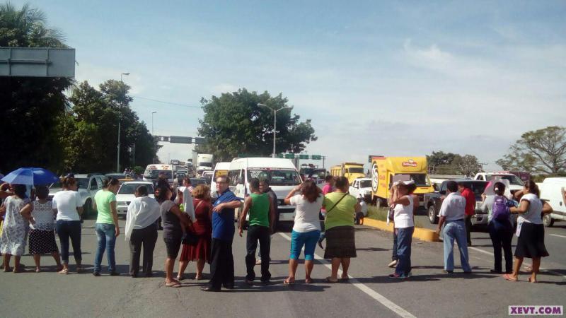 Ambulantes de Indeco cierran puente La Pigua; piden no ser reubicados del parque Central