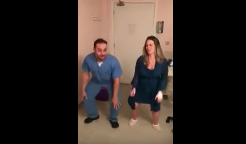 Mujer embarazada y médico brasileño bailan antes del parto Mujer embarazada y médico brasileño bailan antes del parto