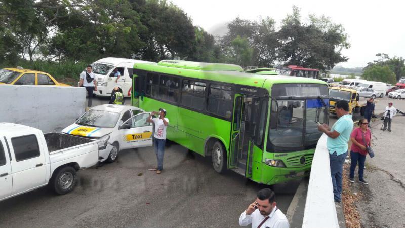Choque entre transbuses, congestiona la prolongación de Mina en Villahermosa