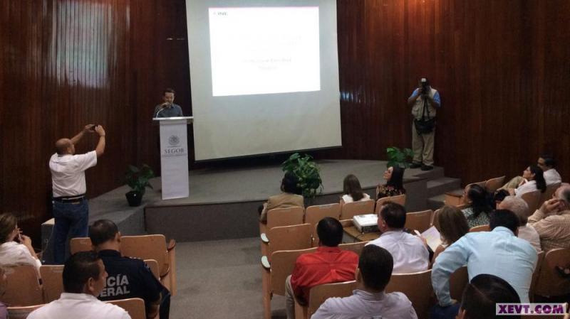 Pide INE a funcionarios públicos que renuncien a sus corazones partidistas en proceso electoral