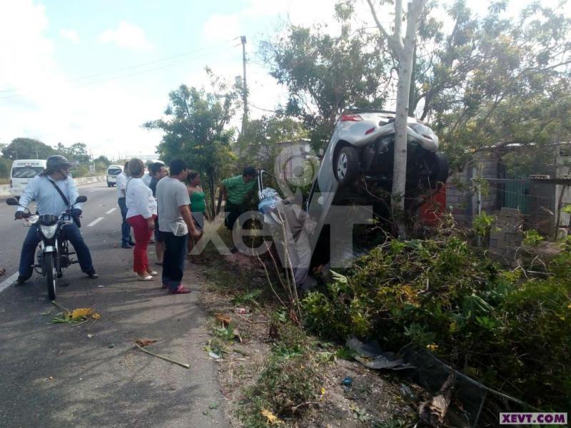 Auto queda destrozado entre unos árboles... en la Villahermosa-Frontera
