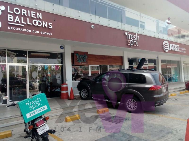 Camioneta causa daños en local comercial de Plaza Mallorca