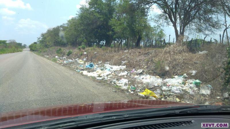 Convierten carretera Villahermosa-Jalapa en basurero a cielo abierto