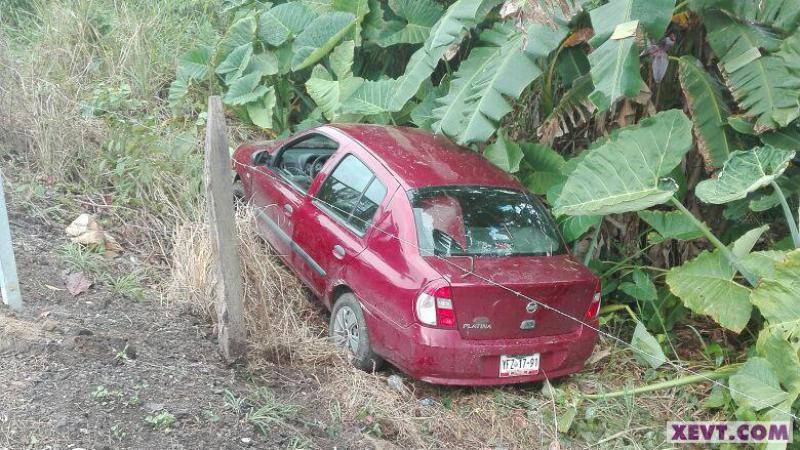 Doctor se duerme al volante y se sale de la carretera Cárdenas-Villahermosa Doctor se duerme al volante y se sale de la carretera Cárdenas-Villahermosa