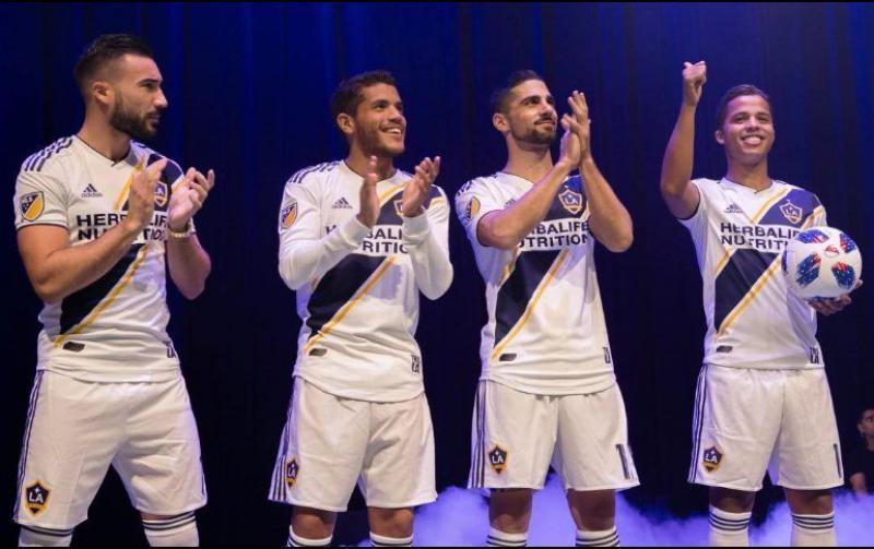 Hermanos Dos Santos, lucen la nueva piel del LA Galaxy Hermanos Dos Santos, lucen la nueva piel del LA Galaxy