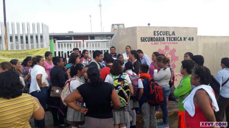 Padres de familia cerraron Técnica 49 de Villa Parrilla II; exigen destitución de directora