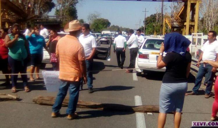 Bloquean carretera Villahermosa-Frontera por falta de maestro en escuela