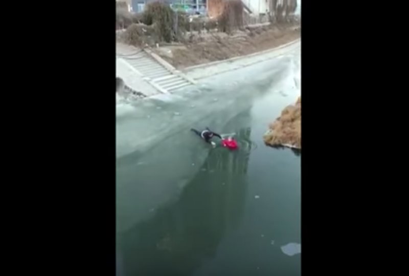 Rescatan en China a mujer atrapada en río congelado
