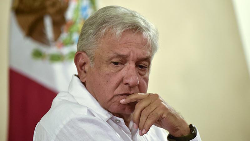 Critica AMLO ‘cartón periodístico’ donde fue ilustrado ‘chocheando’