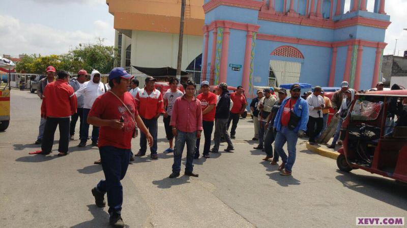 Amagan pochimovilistas de Ocuiltzapotlán y Macultepec con bloquear la Villahermosa-Frontera por el pirataje