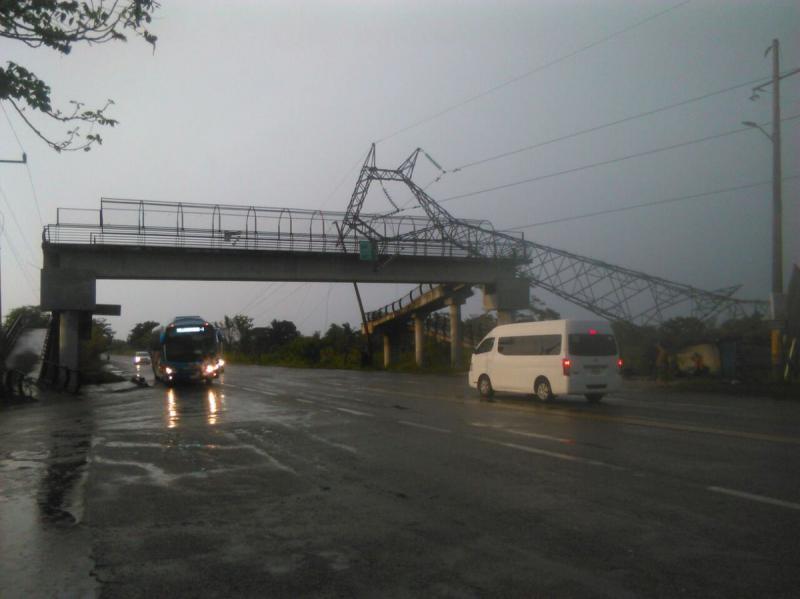Cae torre de alta tensión a la altura de Simón Sarlat, Centla