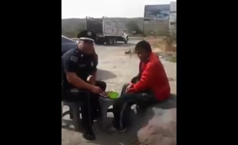 Policía federal auxilia a hombre humilde en Puebla Policía federal auxilia a hombre humilde en Puebla