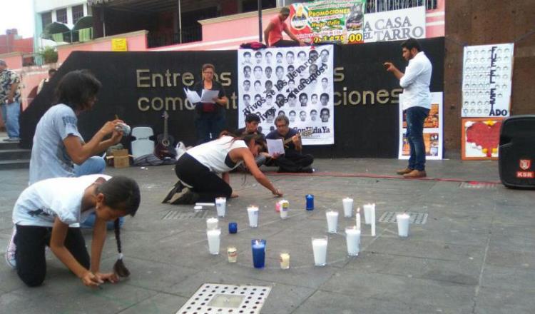 Tabasqueños marchan por los 43 normalistas de Ayotzinapa desaparecidos