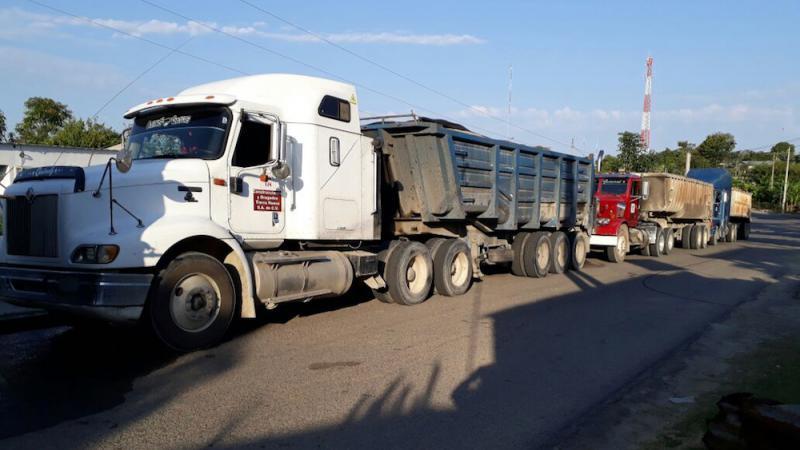 Retienen tamultecos seis unidades pesadas que transportaban material para obra en Acachapan