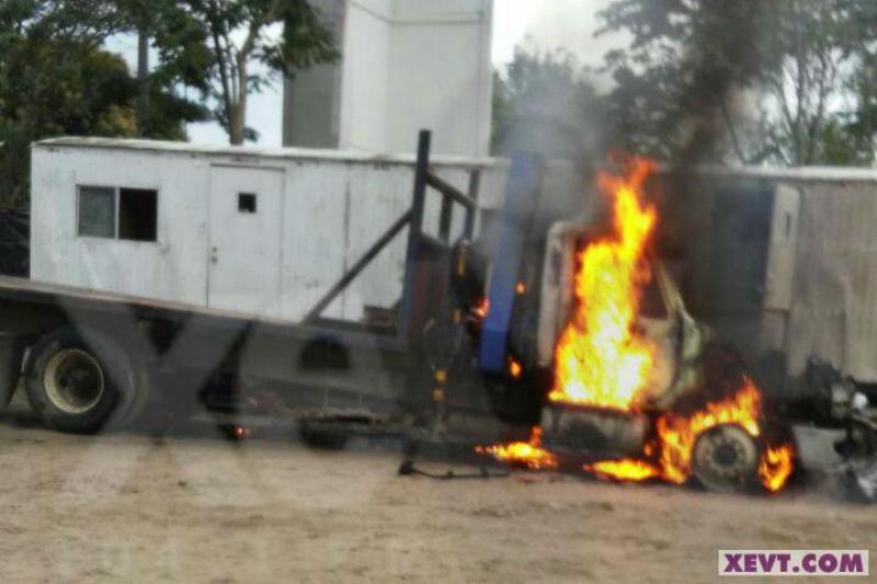 Camión estacionado en carretera Villahermosa-Nacajuca se calcinó; se ignoran las causas Camión estacionado en carretera Villahermosa-Nacajuca se calcinó; se ignoran las causas