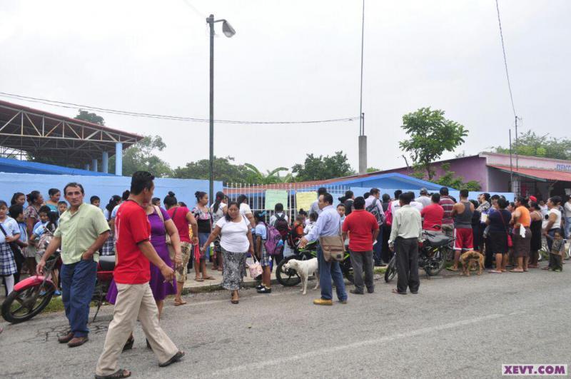 Protestan padres de familia por ‘irregularidades’ en escuela de la ranchería La Ceiba