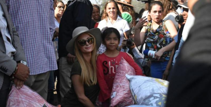 Paris Hilton visita a damnificados en Xochimilco