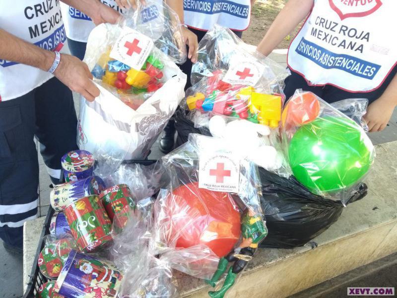 Jóvenes de Cruz Roja reparten juguetes a niños en situación de calle en el Día de Reyes Jóvenes de Cruz Roja reparten juguetes a niños en situación de calle en el Día de Reyes