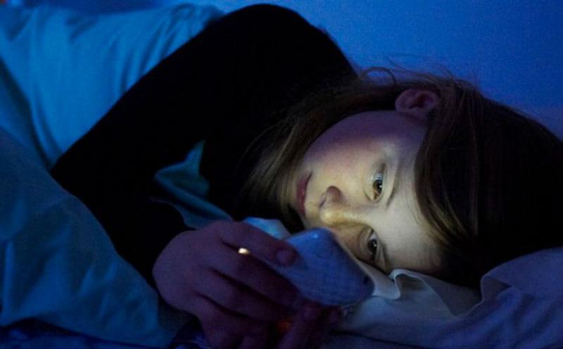 Adolescentes duermen apenas 5 horas por uso de celular: especialista Adolescentes duermen apenas 5 horas por uso de celular: especialista