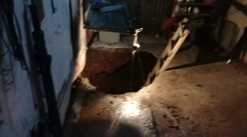Reportan socavón de 5 metros en taller de la colonia Atasta Reportan socavón de 5 metros en taller de la colonia Atasta