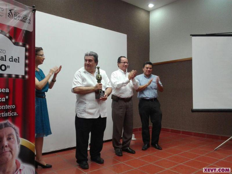 Entregan presea ‘Celestino Gorostiza’ a Vicente Gómez Montero