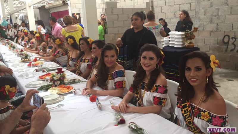 Visitan las embajadoras el mercado provisional