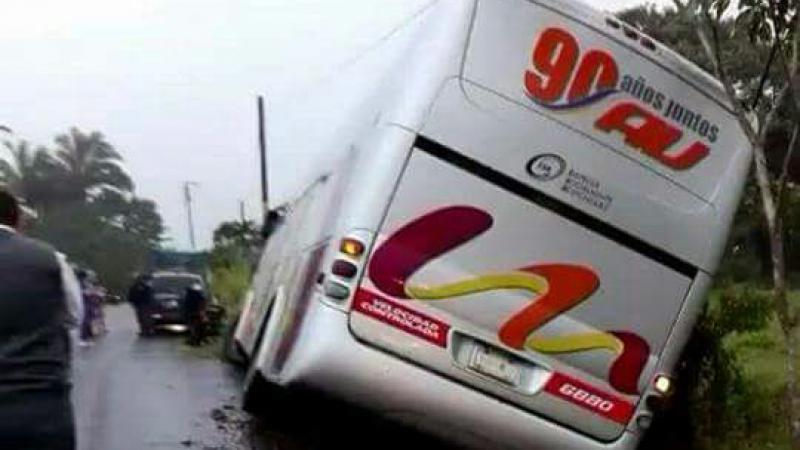 Autobús de pasajeros se sale de la carretera las Choapas-Veracruz