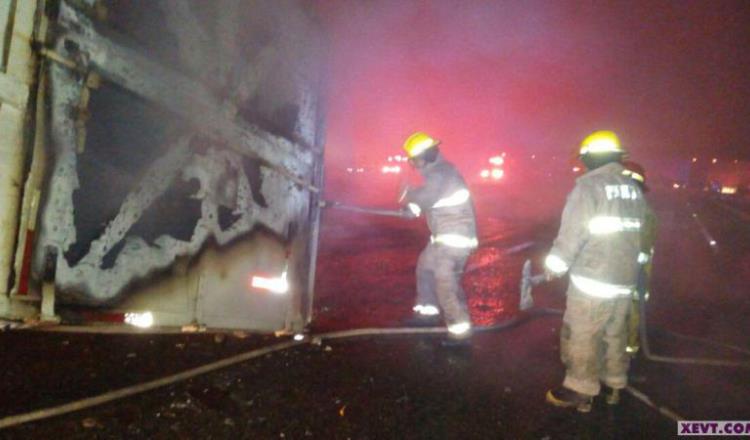 Vuelca camión y se incendia en Libramiento Villahermosa–Frontera
