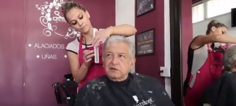 Recuerda AMLO anécdotas, mientras le cortan el cabello en Veracruz Recuerda AMLO anécdotas, mientras le cortan el cabello en Veracruz