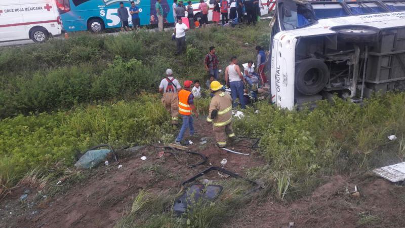 Un pestañazo del conductor que transportaba al ballet folklórico de Frontera, la causa de la volcadura en la Cárdenas-Coatzacoalcos