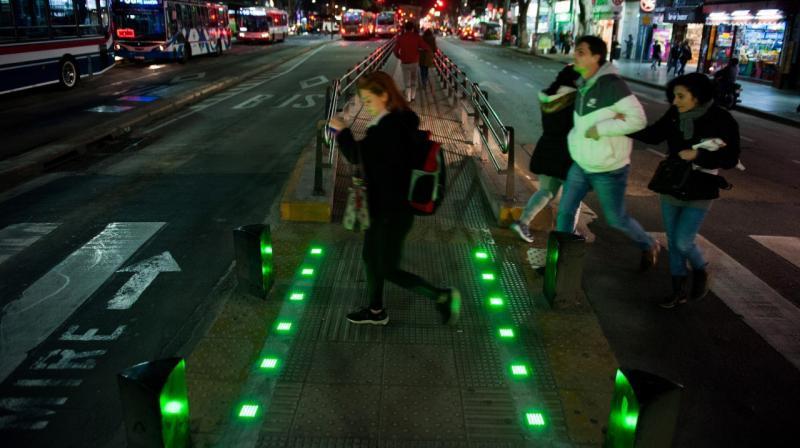 Países colocan hasta semáforos en el piso... para distraídos por el celular Países colocan hasta semáforos en el piso... para distraídos por el celular