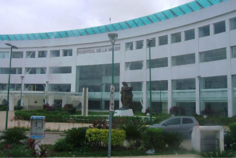 Embarazada da a luz en el estacionamiento del Hospital de la Mujer