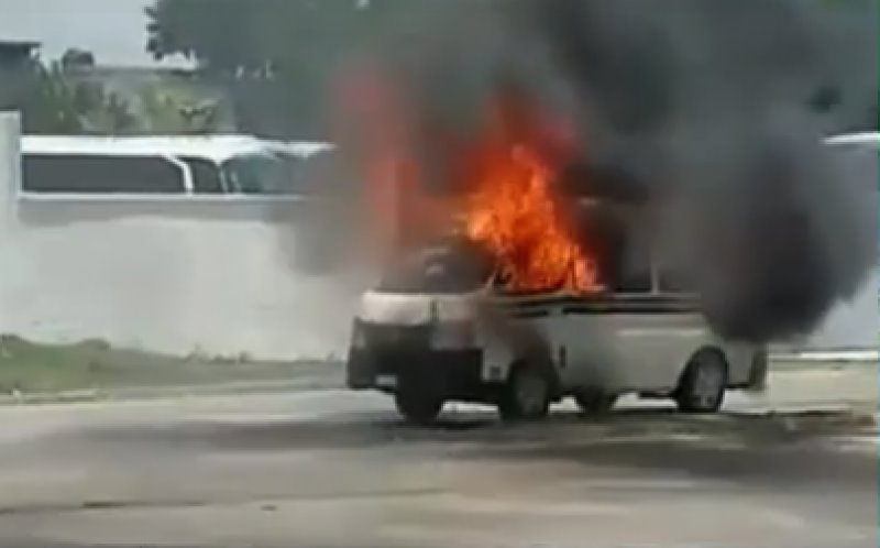 Se quema combi del transporte público en Cárdenas