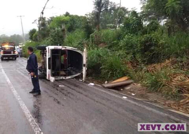 5 heridos deja volcadura de combi en Ciudad Pemex