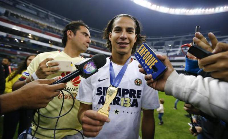 Celebra el tabasqueño Diego Lainez su primer titulo con América