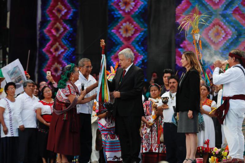 Pueblos indígenas entregan bastón de mando a AMLO Pueblos indígenas entregan bastón de mando a AMLO