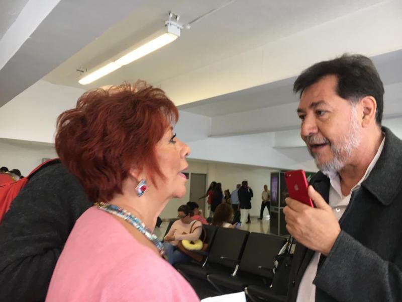 Noroña exhibe a señora que lo llama pejezombie y termina calificándola de ignorante