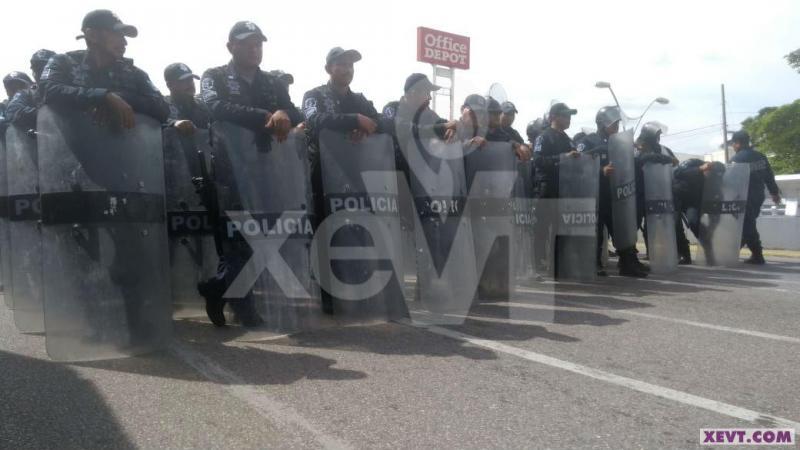 Desalojan antimotines a burócratas que bloqueaban Paseo Tabasco y Ruiz Cortines