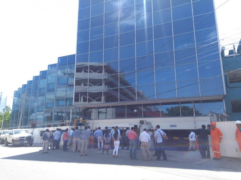 Desalojan la pirámide de PEMEX, ante conato de incendio