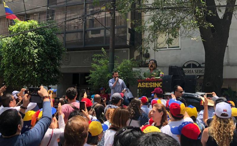 Rompen piñata con cara de Maduro en Embajada de Venezuela en México 