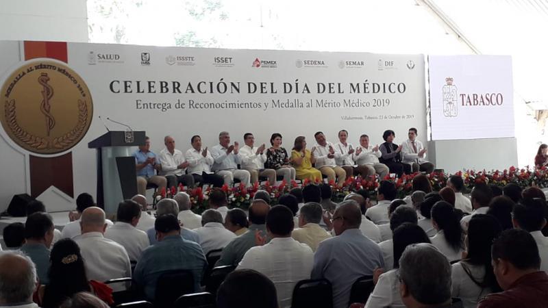 F8 Entregan Medallas al Mérito Médico 2019